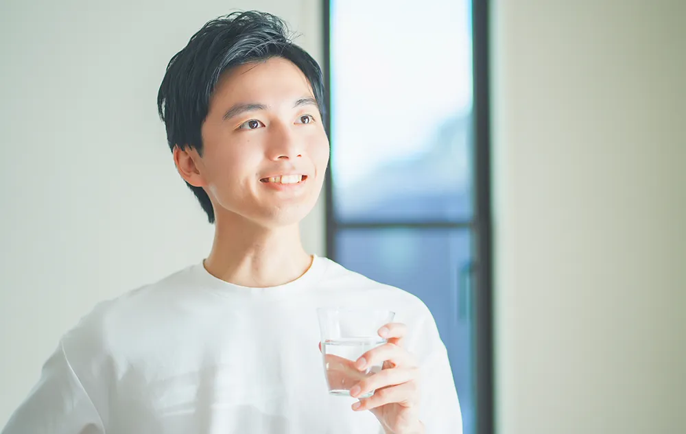 水素水を飲むイメージ